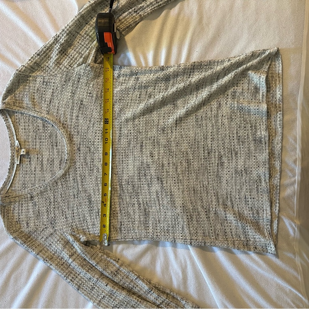 Express Textured Gray Knit Top - Picture 4 of 10